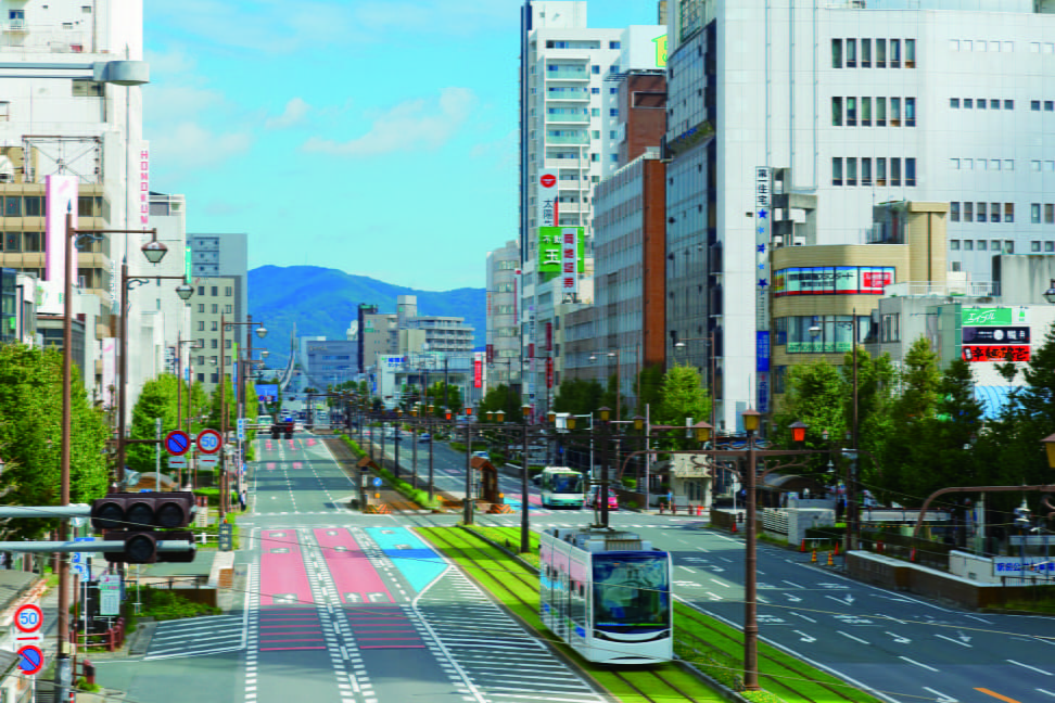 愛知県豊橋市（豊橋駅前と路面電車）